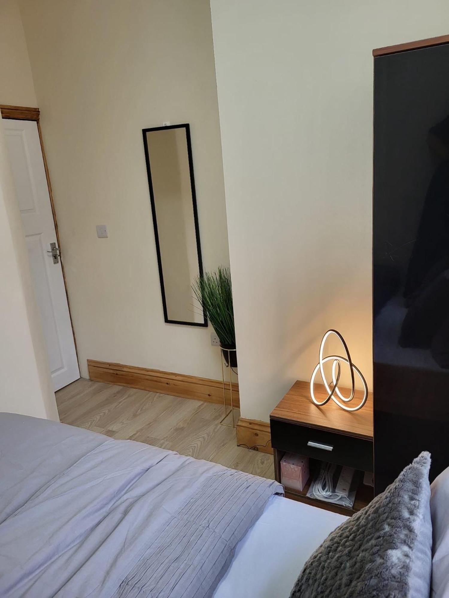 Homestay In 6 Minutes Drive To Victoria Station Manchester