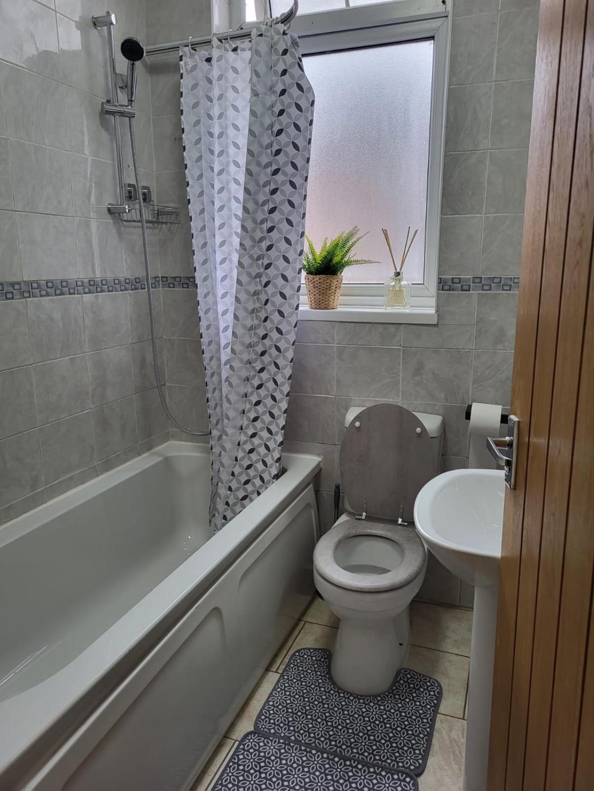 Homestay In 6 Minutes Drive To Victoria Station