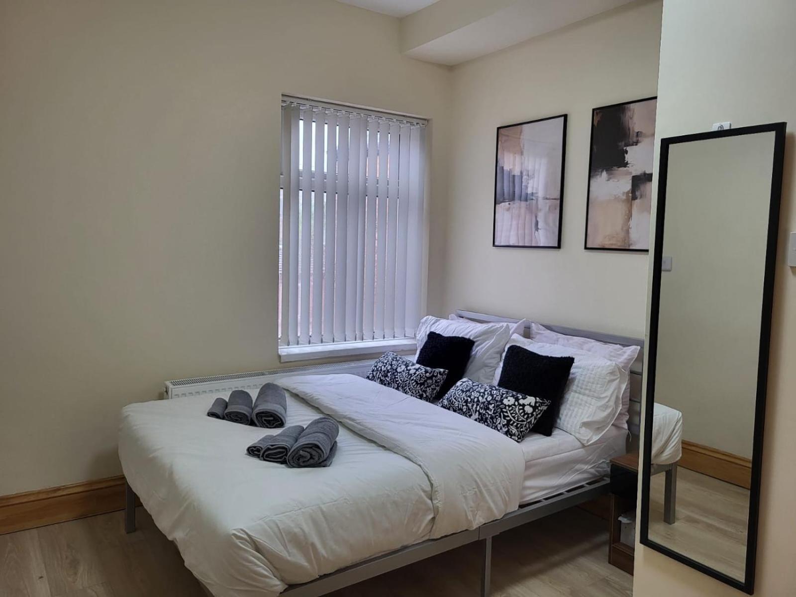 Homestay In 6 Minutes Drive To Victoria Station Manchester