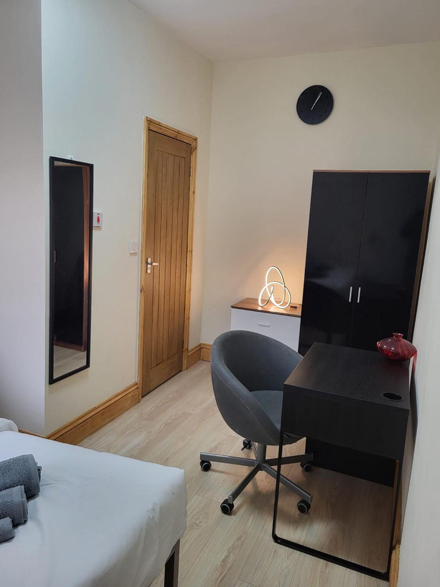 Homestay In 6 Minutes Drive To Victoria Station *