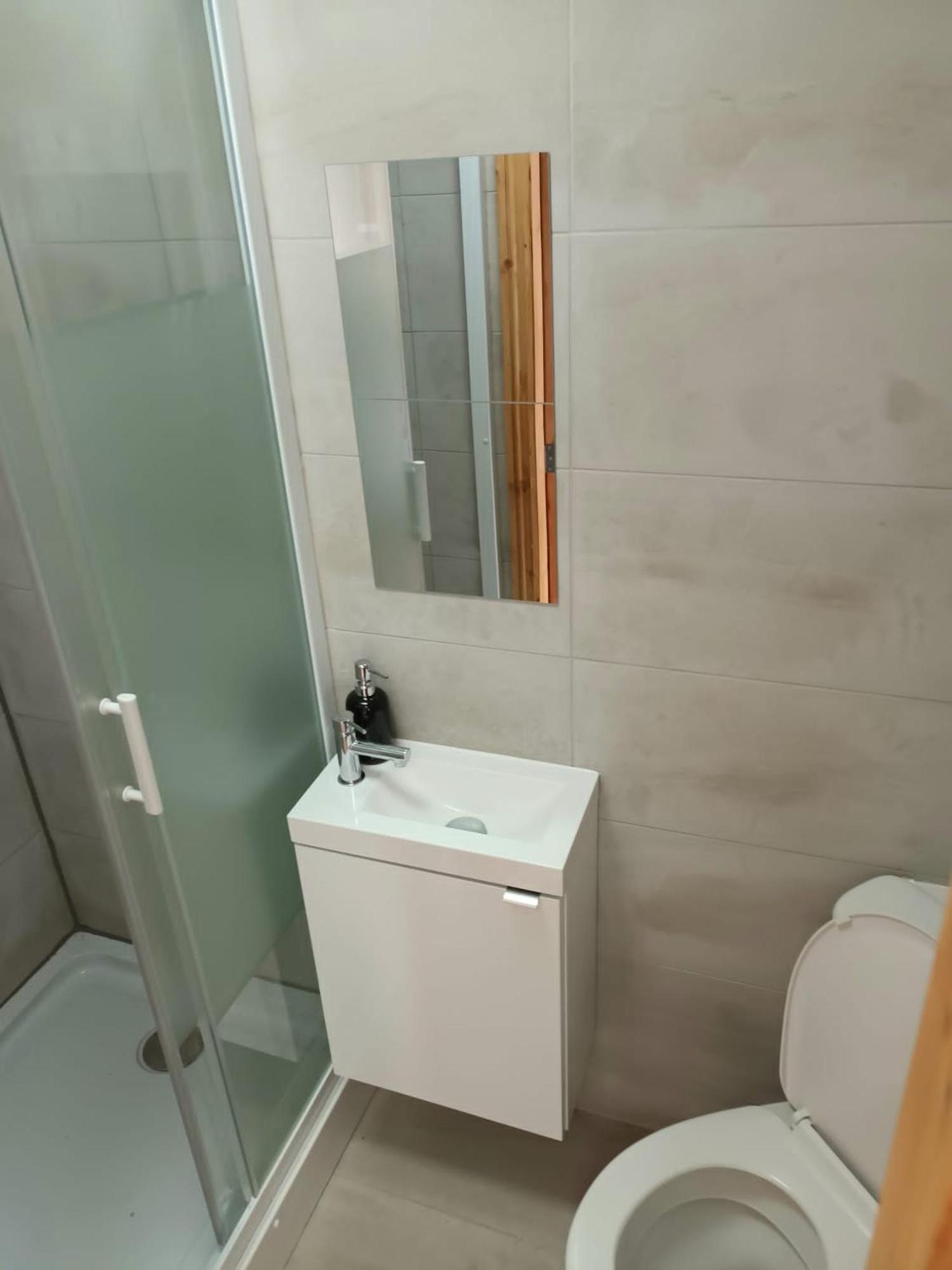 Homestay In 6 Minutes Drive To Victoria Station