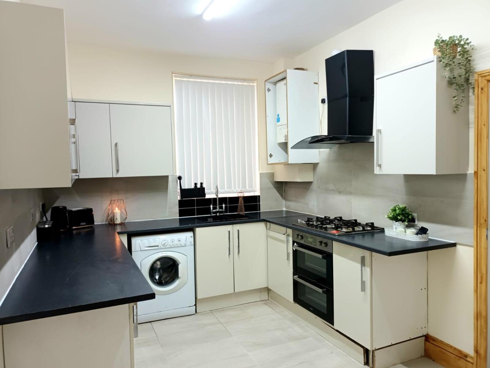 In 6 Minutes Drive To Victoria Station Homestay